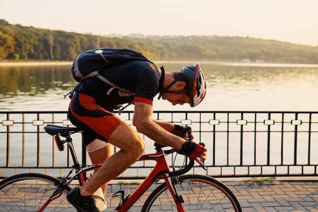 Foto gratuita ciclista joven y enérgico en el parque