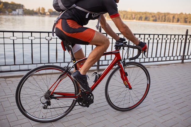 Foto gratuita ciclista joven y enérgico en el parque