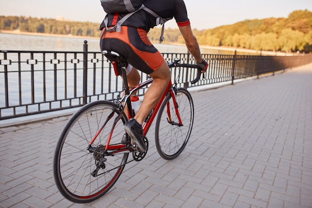 Foto gratuita ciclista joven y enérgico en el parque