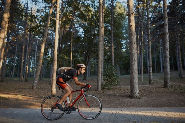 Ciclista joven y enérgico en el parque