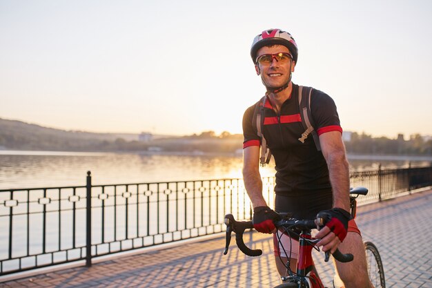 Ciclista joven y enérgico en el parque