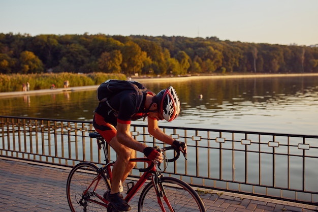 Ciclista joven y enérgico en el parque