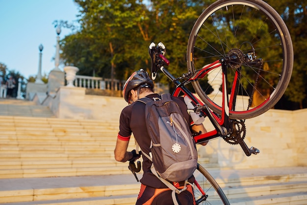 Ciclista joven y enérgico en el parque