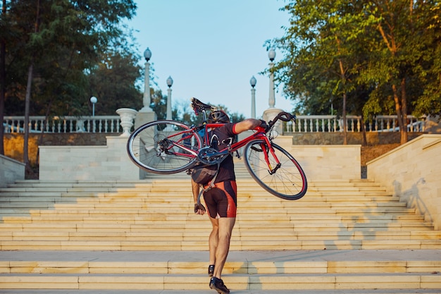 Foto gratuita ciclista joven y enérgico en el parque