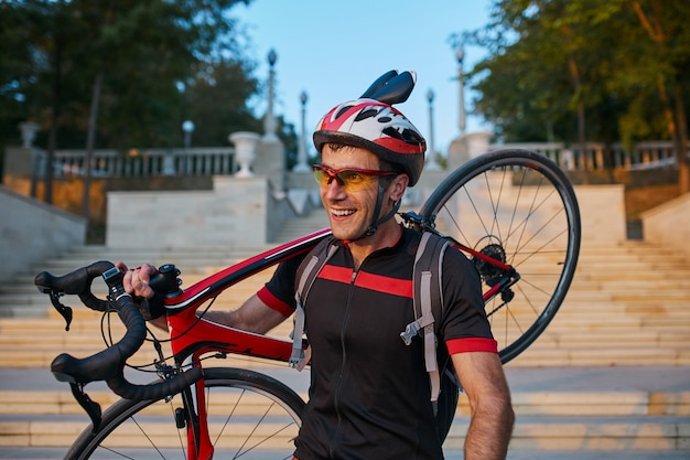 Ciclista joven y enérgico en el parque