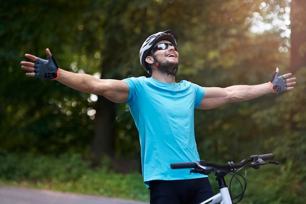 Ciclista en la línea de meta