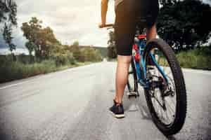 Foto gratuita ciclista man racing bike outdoor