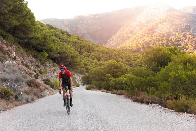 Ciclista masculino entrenando con bicicleta al aire libre