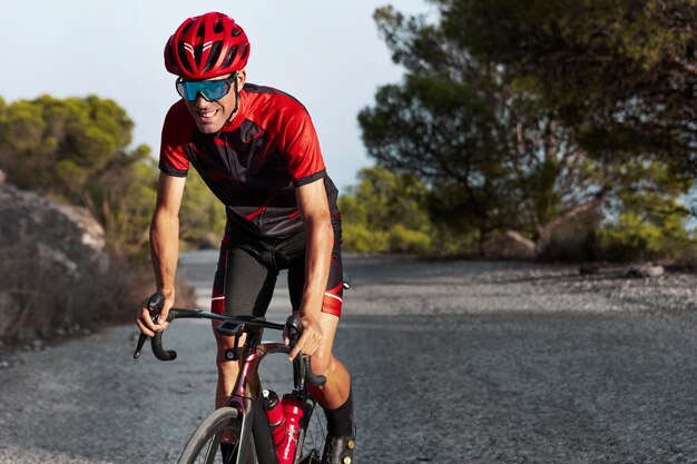 Ciclista masculino entrenando con bicicleta al aire libre