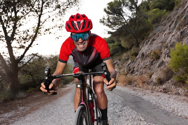 Ciclista masculino entrenando con bicicleta al aire libre