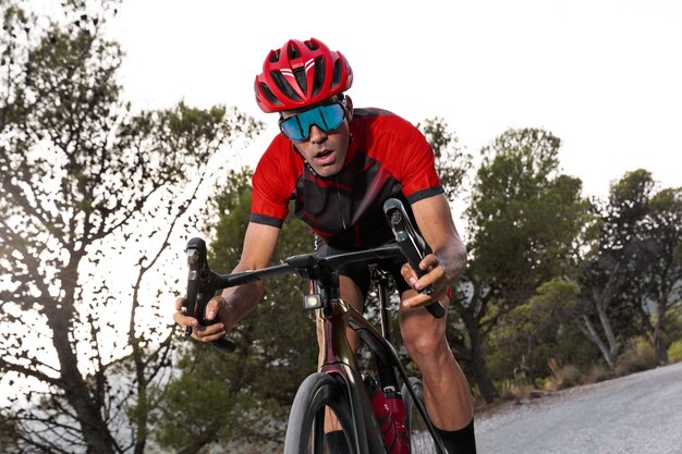 Ciclista masculino entrenando con bicicleta al aire libre