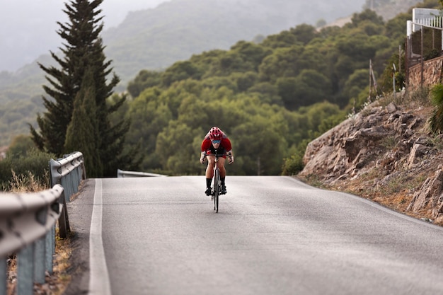 Ciclista masculino entrenando con bicicleta al aire libre