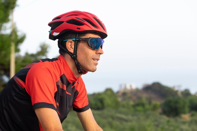 Ciclista masculino entrenando con bicicleta al aire libre