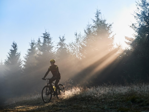 Ciclista masculino montando bicicleta por la mañana