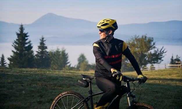 Ciclista masculino montando bicicleta en las montañas