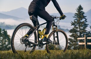 Foto gratis ciclista masculino montando bicicleta en las montañas