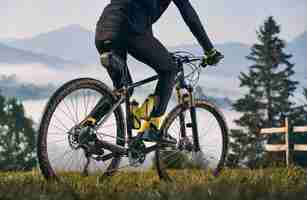 Foto gratuita ciclista masculino montando bicicleta en las montañas