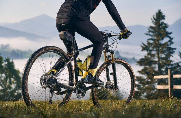 Ciclista masculino montando bicicleta en las montañas