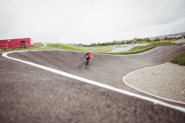 Ciclista montando bicicleta BMX