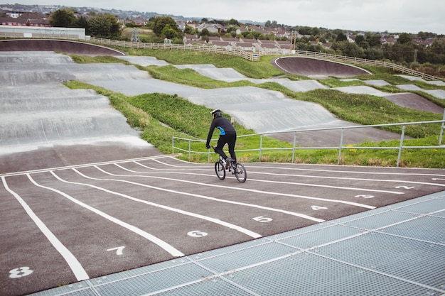 Foto gratuita ciclista montando bicicleta bmx