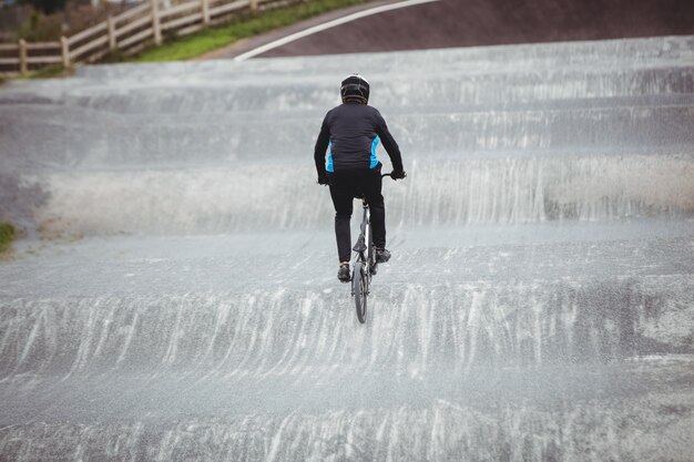 Ciclista montando bicicleta BMX