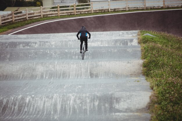 Ciclista montando bicicleta BMX