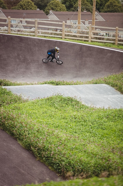 Foto gratuita ciclista montando bicicleta bmx