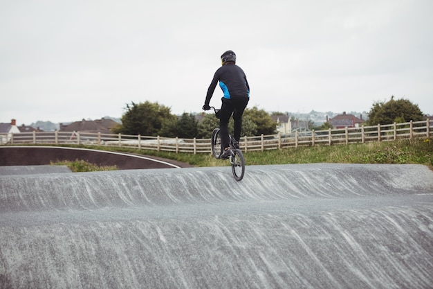 Foto gratuita ciclista montando bicicleta bmx