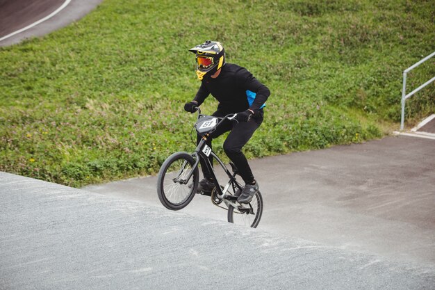 Ciclista montando bicicleta BMX