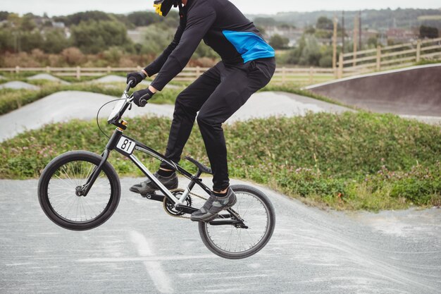 Ciclista montando bicicleta BMX