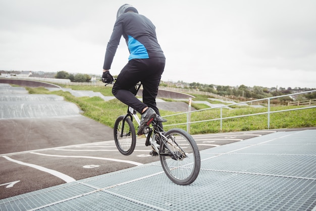 Ciclista montando bicicleta BMX