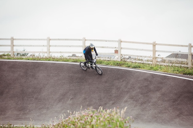 Ciclista montando bicicleta BMX