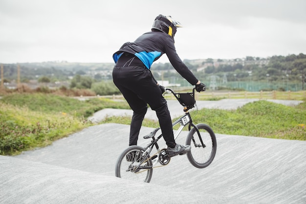 Foto gratuita ciclista montando bicicleta bmx