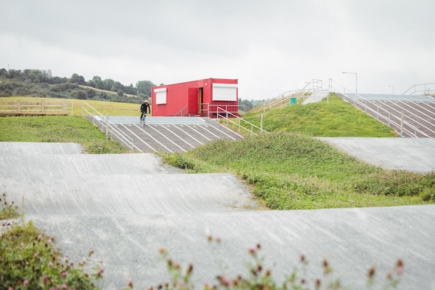 Ciclista montando bicicleta BMX