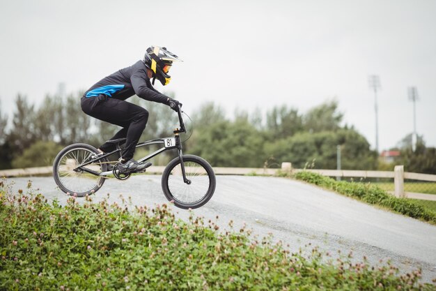 Ciclista montando bicicleta BMX