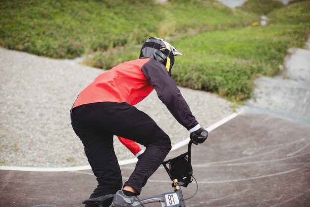 Ciclista montando bicicleta BMX