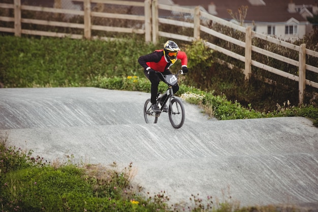 Ciclista montando bicicleta BMX