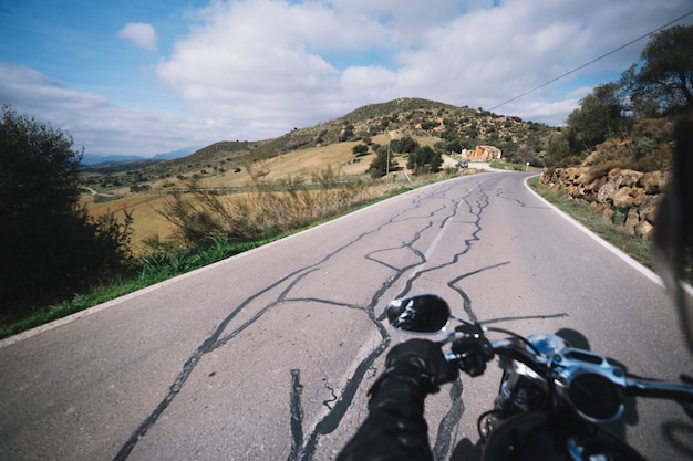 Ciclista montando moto