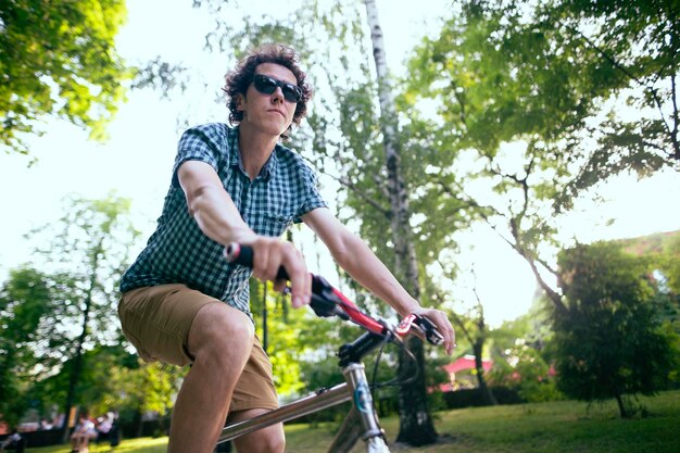 Ciclista montando en un parque de la ciudad.