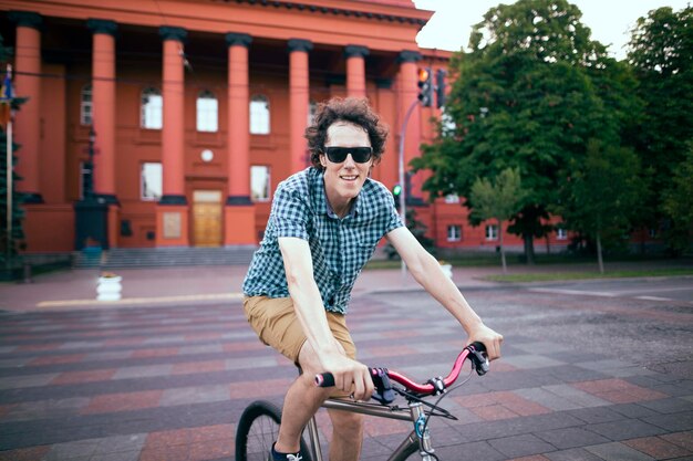 Ciclista montando en un parque de la ciudad.