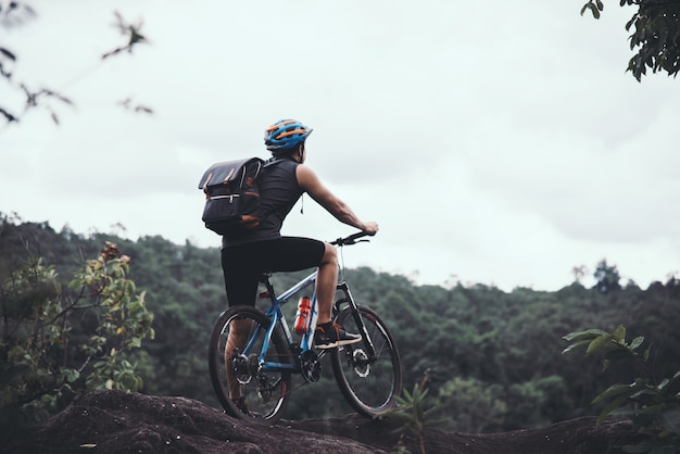 Foto gratuita ciclista en sunny day.bike adventure travel photo