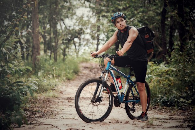 Ciclistas de montaña en bicicleta en la temporada de otoño entre los árboles