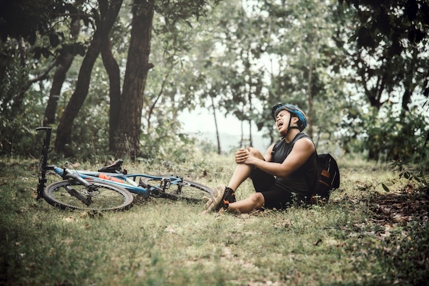 Foto gratuita ciclistas de montaña en bicicleta en la temporada de otoño entre los árboles