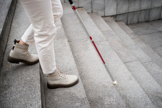 Ciego caminando por la ciudad con bastón ciego