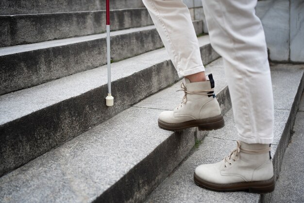 Ciego caminando por la ciudad con bastón ciego