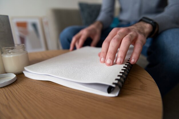 Ciego leyendo usando el lenguaje braille