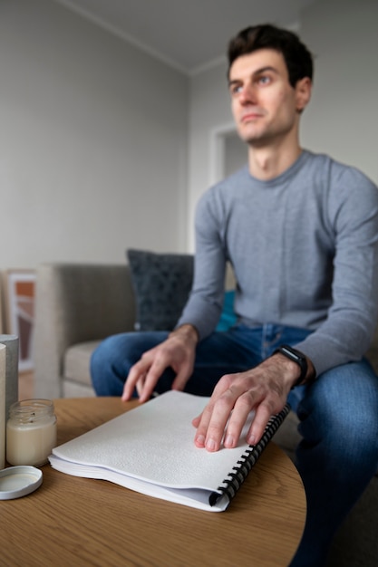 Foto gratuita ciego leyendo usando el lenguaje braille