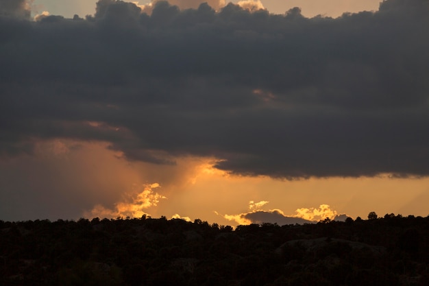 Cielo al atardecer con fondo de nubes