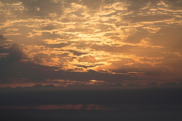 Cielo al atardecer con fondo de nubes