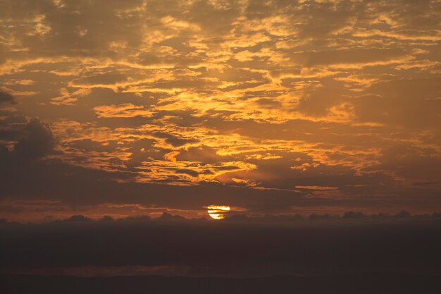 Cielo al atardecer con fondo de nubes